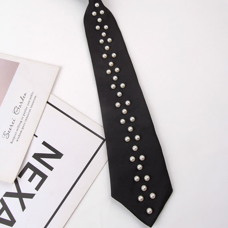 Elegante corbata creativa con tachuelas de perlas artificiales
