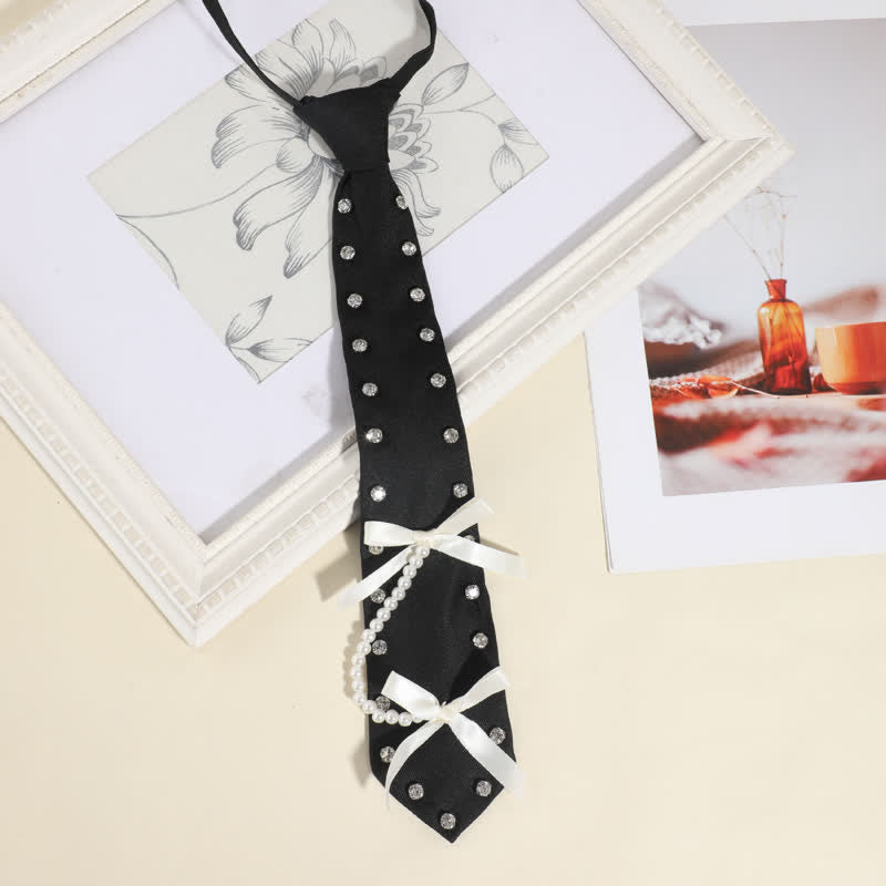Corbata creativa pre-atada con tachuelas de diamantes de imitación negros