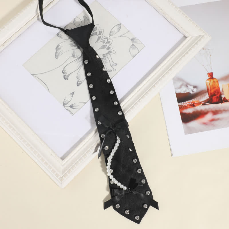 Corbata creativa pre-atada con tachuelas de diamantes de imitación negros