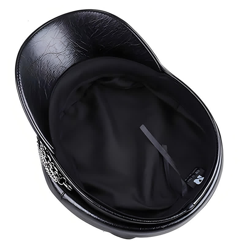 Boina de cuero negro con parte superior plana y cadena decorada para mujer