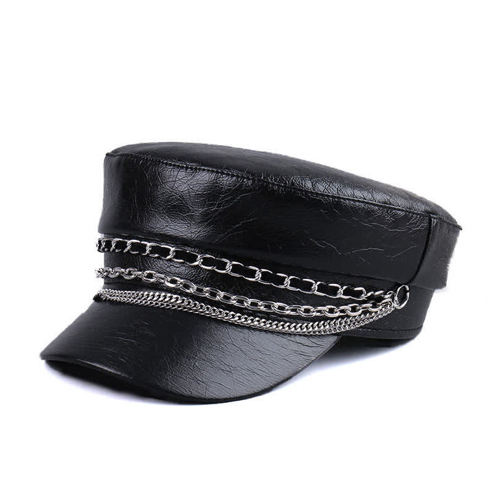 Boina de cuero negro con parte superior plana y cadena decorada para mujer