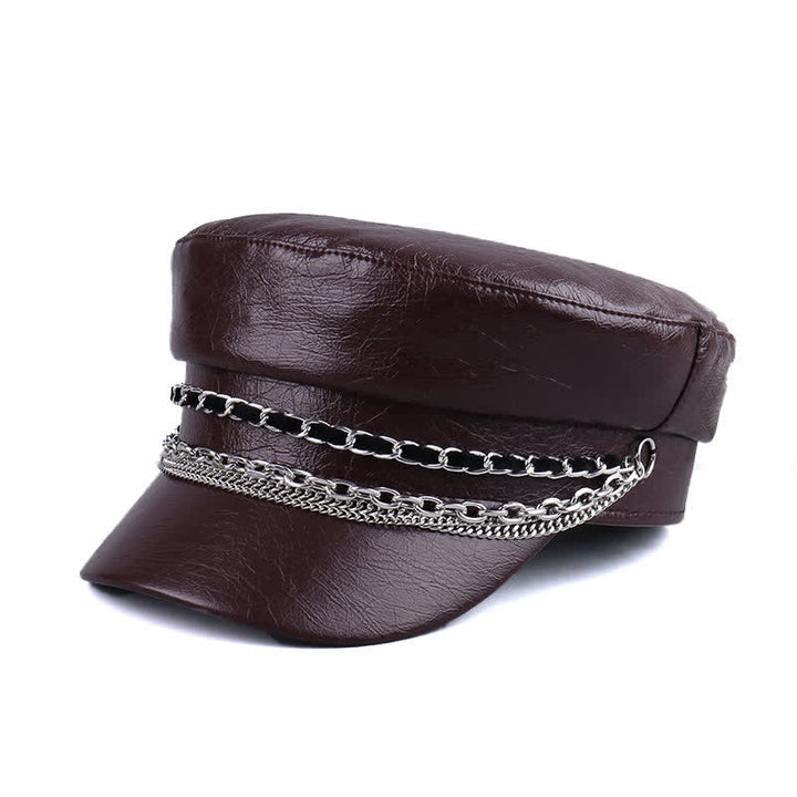 Boina de cuero negro con parte superior plana y cadena decorada para mujer
