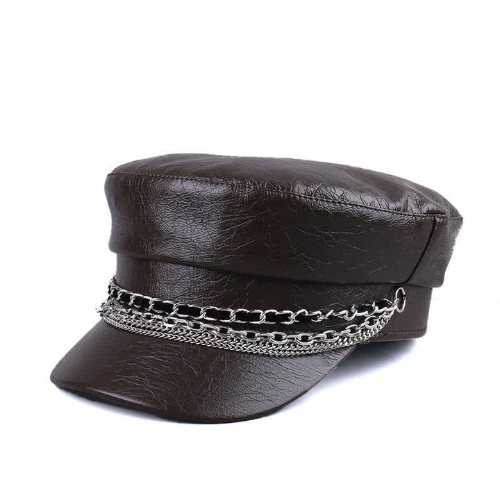 Boina de cuero negro con parte superior plana y cadena decorada para mujer