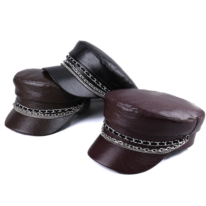 Boina de cuero negro con parte superior plana y cadena decorada para mujer