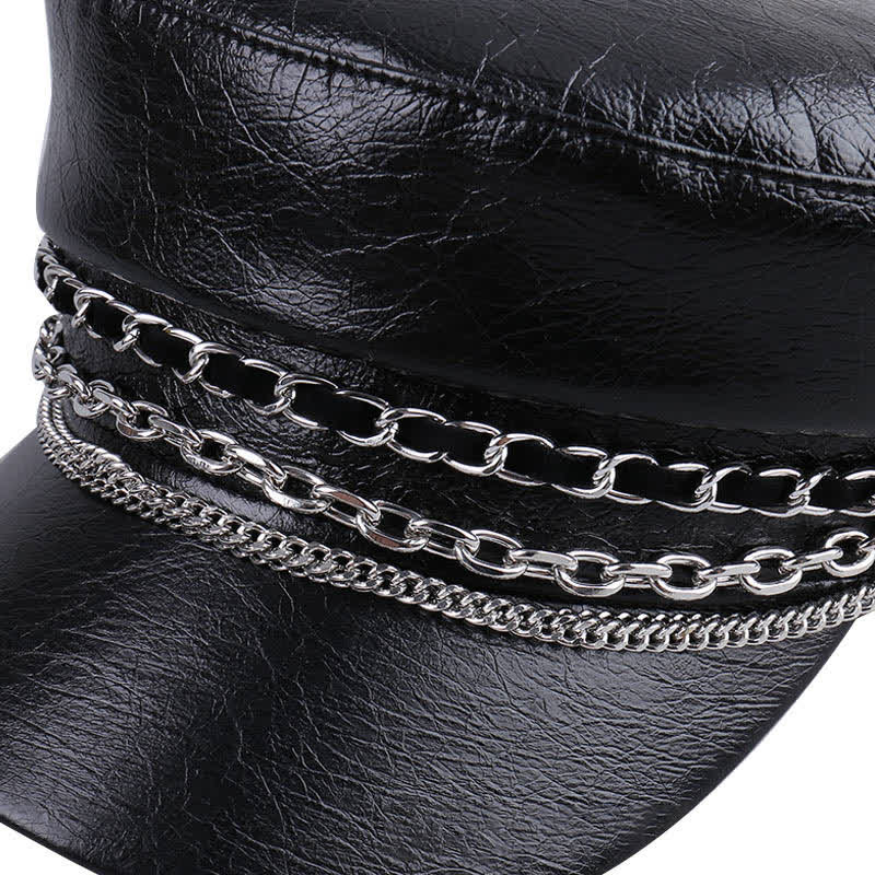 Boina de cuero negro con parte superior plana y cadena decorada para mujer
