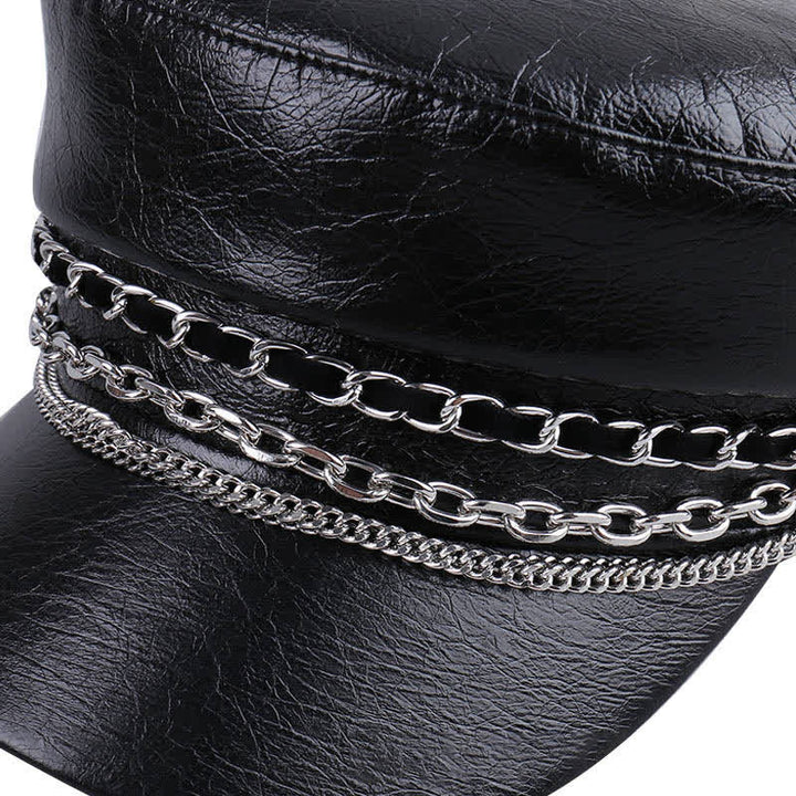 Boina de cuero negro con parte superior plana y cadena decorada para mujer