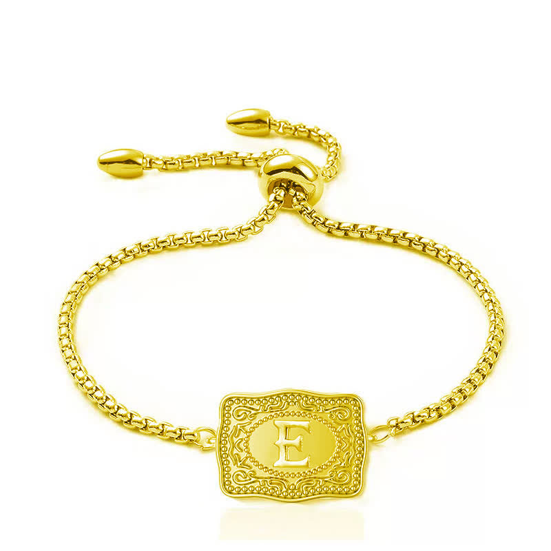 Pulsera con inicial en relieve en miniatura bañada en oro de 18 quilates
