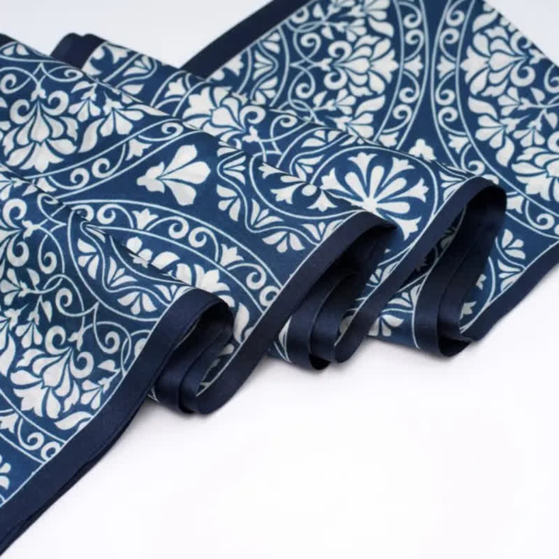 Bufanda larga y fina de doble cara con estampado floral azul y blanco para hombre