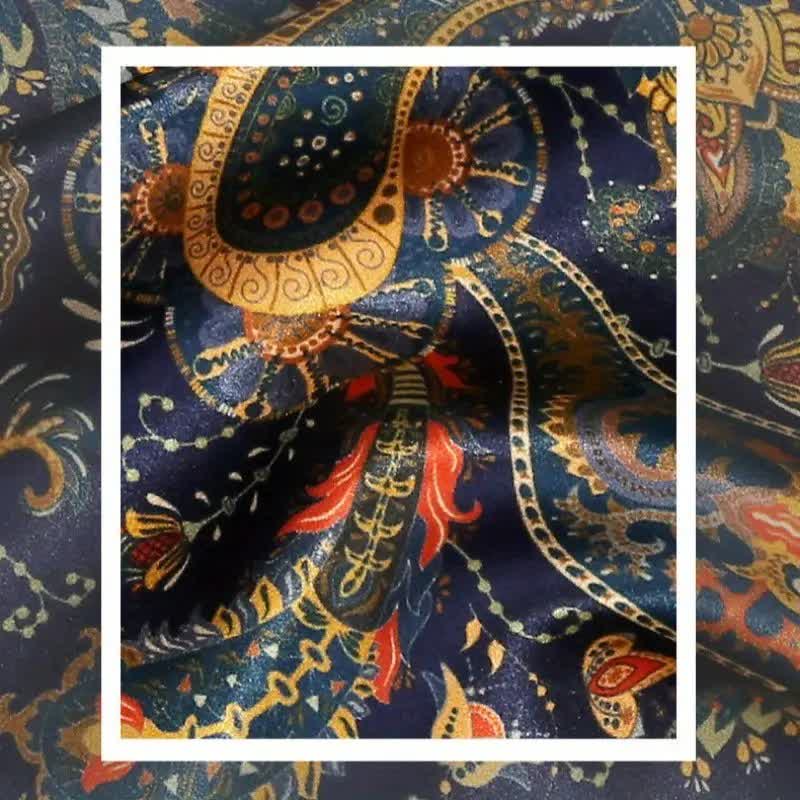 Bufanda larga y fina de seda reversible con diseño de cachemira en azul marino y dorado para hombre