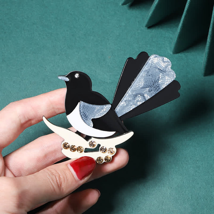Broche de acrílico hecho a mano con pájaro urraca negro y azul - image 4