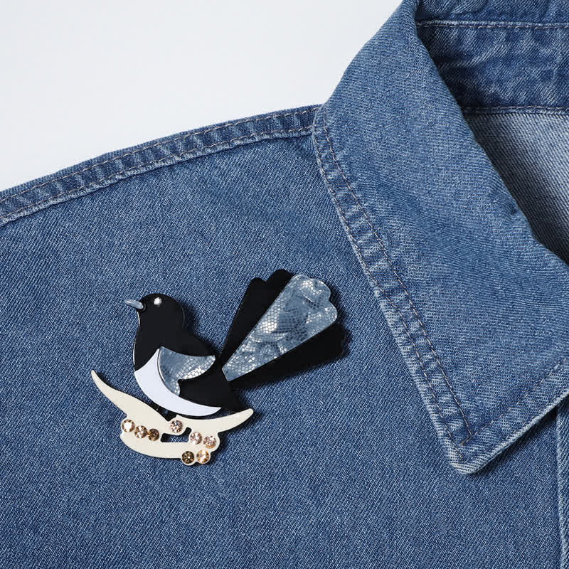 Broche de acrílico hecho a mano con pájaro urraca negro y azul - image 2