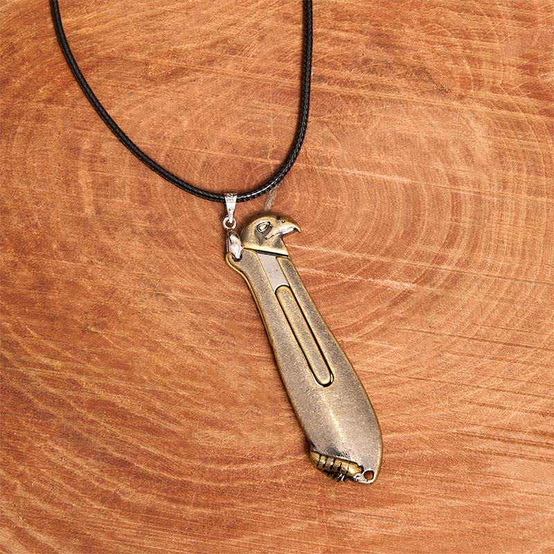 Collar con colgante multifunción y cuchillo oculto de Liberal Hawk