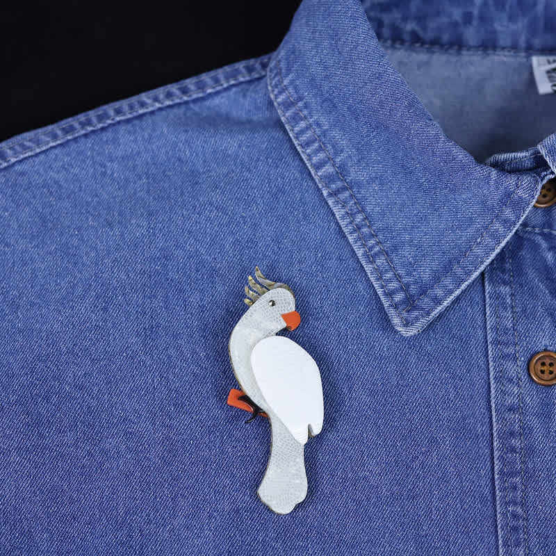 Broche de acrílico hecho a mano con dibujo de pájaro loro blanco - image 2