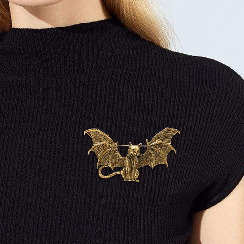 Broche de Halloween con forma de gato alado dorado y plateado - image 2