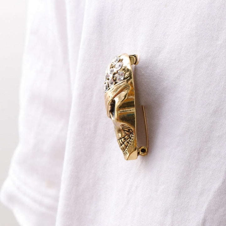 Broche de calavera pirata con diamantes divertidos para Halloween - image 2