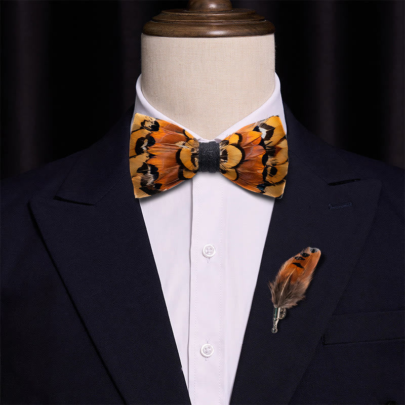 Pajarita con plumas de faisán en beige y dorado y broche de solapa - image 3