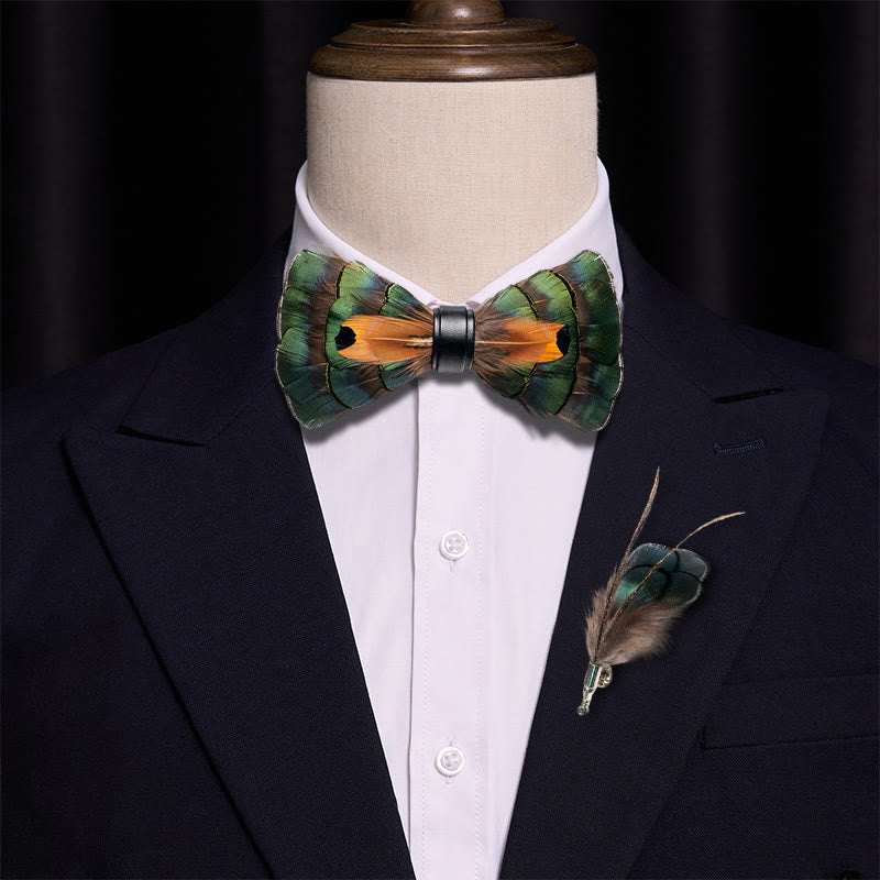 Pajarita con plumas de color verde esmeralda y dorado y broche de solapa - image 1