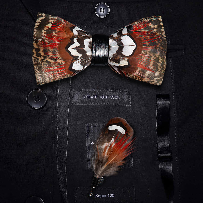 Pajarita con plumas marrones y rojas y broche de solapa - Adulto - image 0