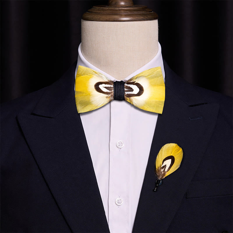 Pajarita con plumas de loro amarillas y broche de solapa - image 1