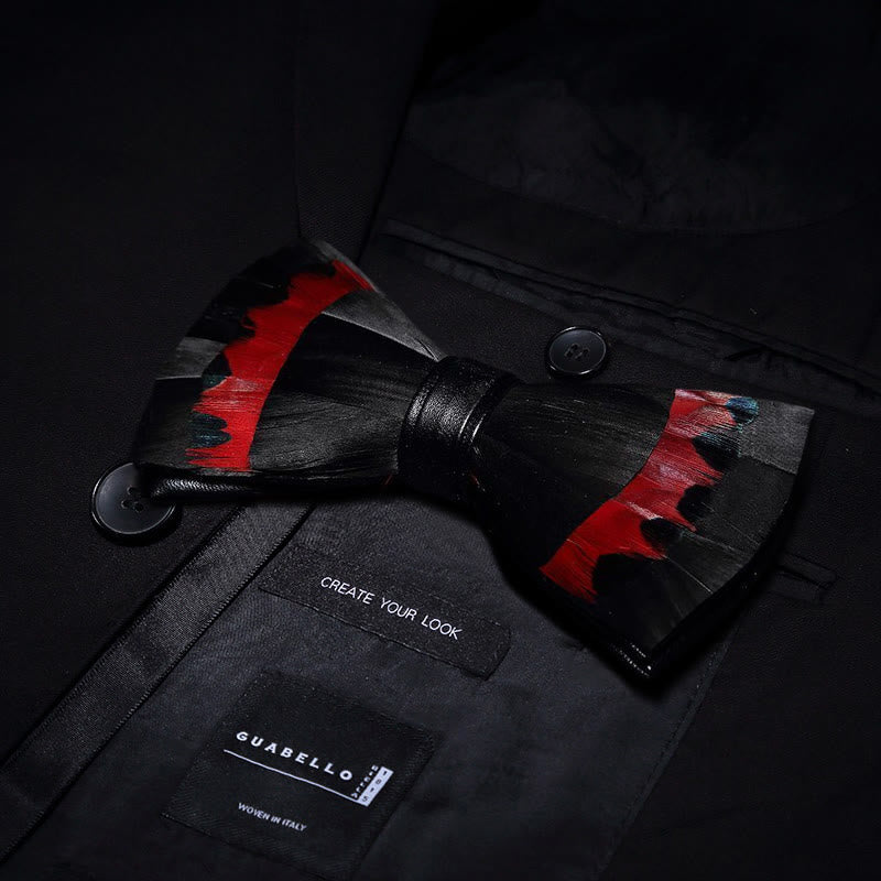Pajarita con plumas de cisne negras y rojas y broche de solapa - image 1