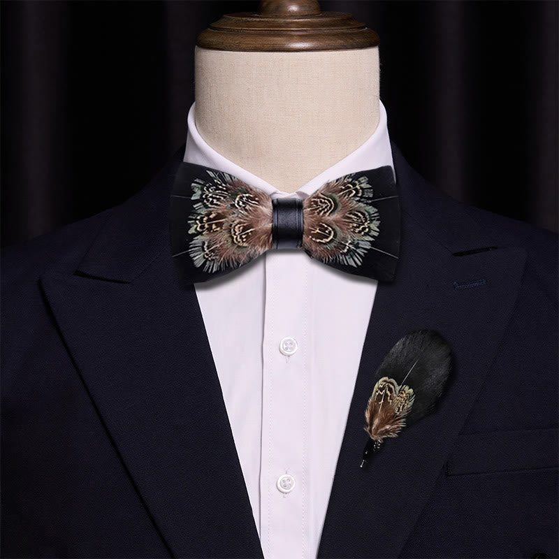 Pajarita con plumas de faisán en negro y marrón intenso y broche de solapa - image 2