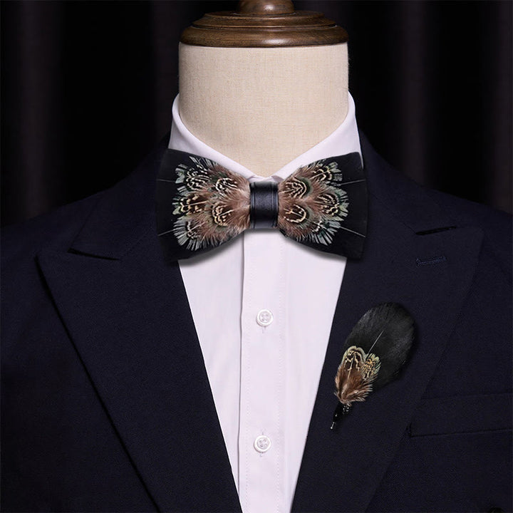 Pajarita con plumas de faisán en negro y marrón intenso y broche de solapa - image 2