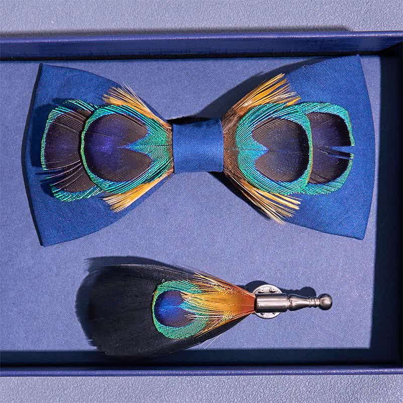 Pajarita con plumas de pavo real de color azul marino y ojos grandes - image 3