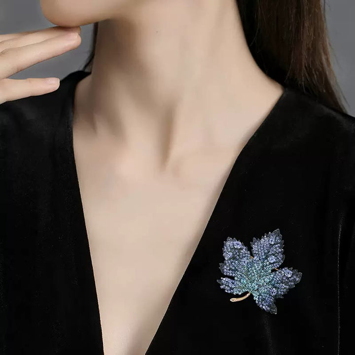 Exquisito broche de cristal con forma de hoja de arce - image 1