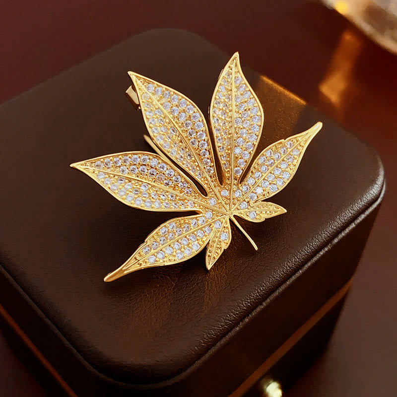 Broche de metal con forma de hoja de arce y circonita dorada - image 2