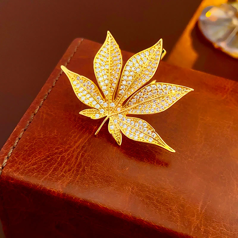 Broche de metal con forma de hoja de arce y circonita dorada - Dorado - image 0