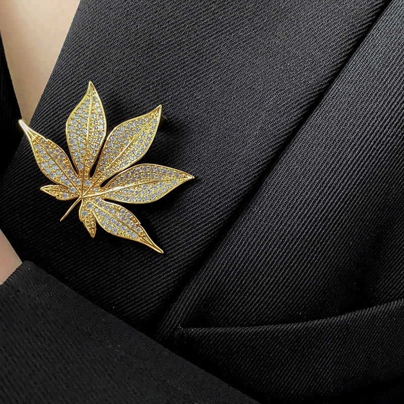 Broche de metal con forma de hoja de arce y circonita dorada - image 1