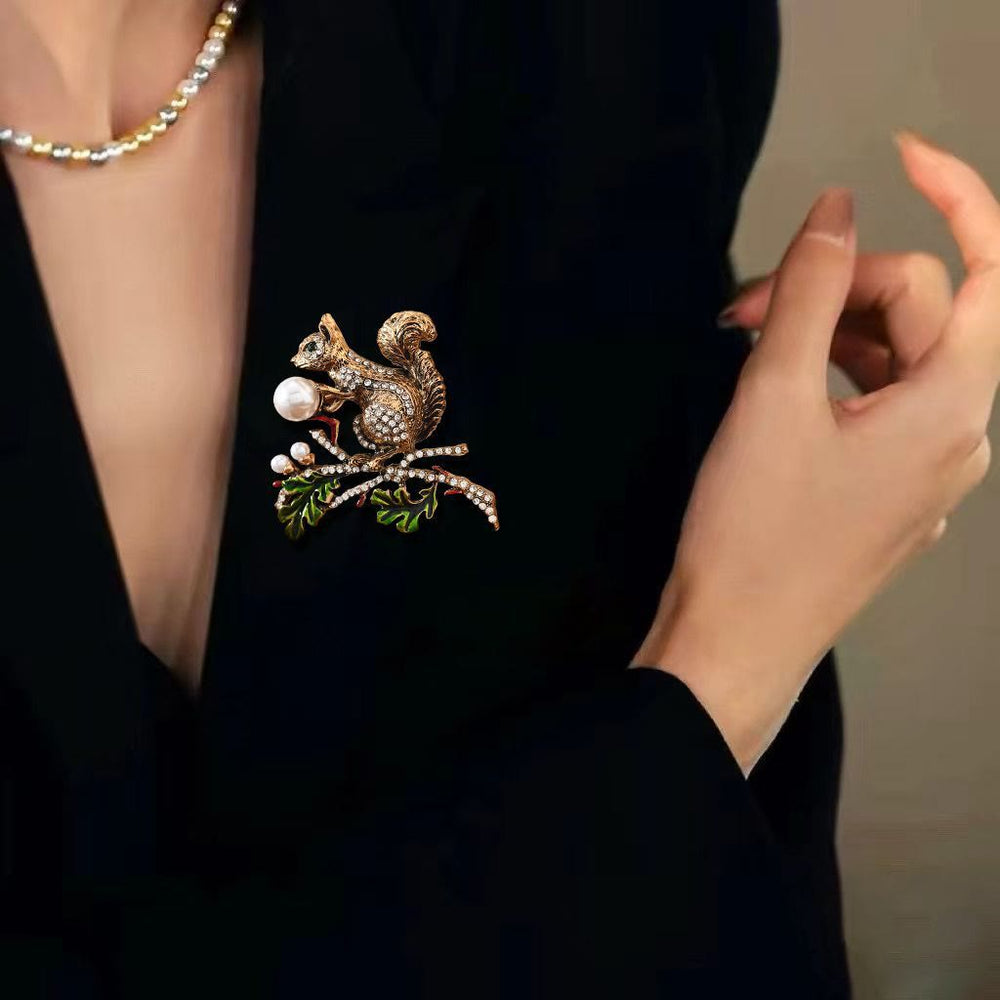 Broche de ardilla con incrustaciones de diamantes y perlas de imitación - image 1