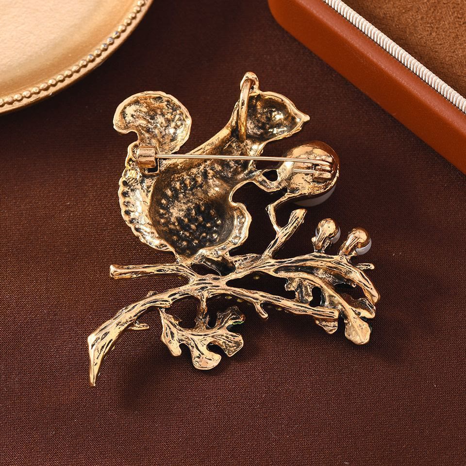 Broche de ardilla con incrustaciones de diamantes y perlas de imitación - image 2
