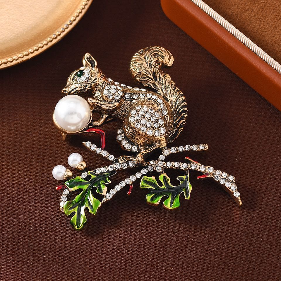 Broche de ardilla con incrustaciones de diamantes y perlas de imitación - image 3