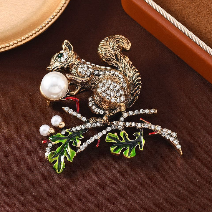Broche de ardilla con incrustaciones de diamantes y perlas de imitación - image 3