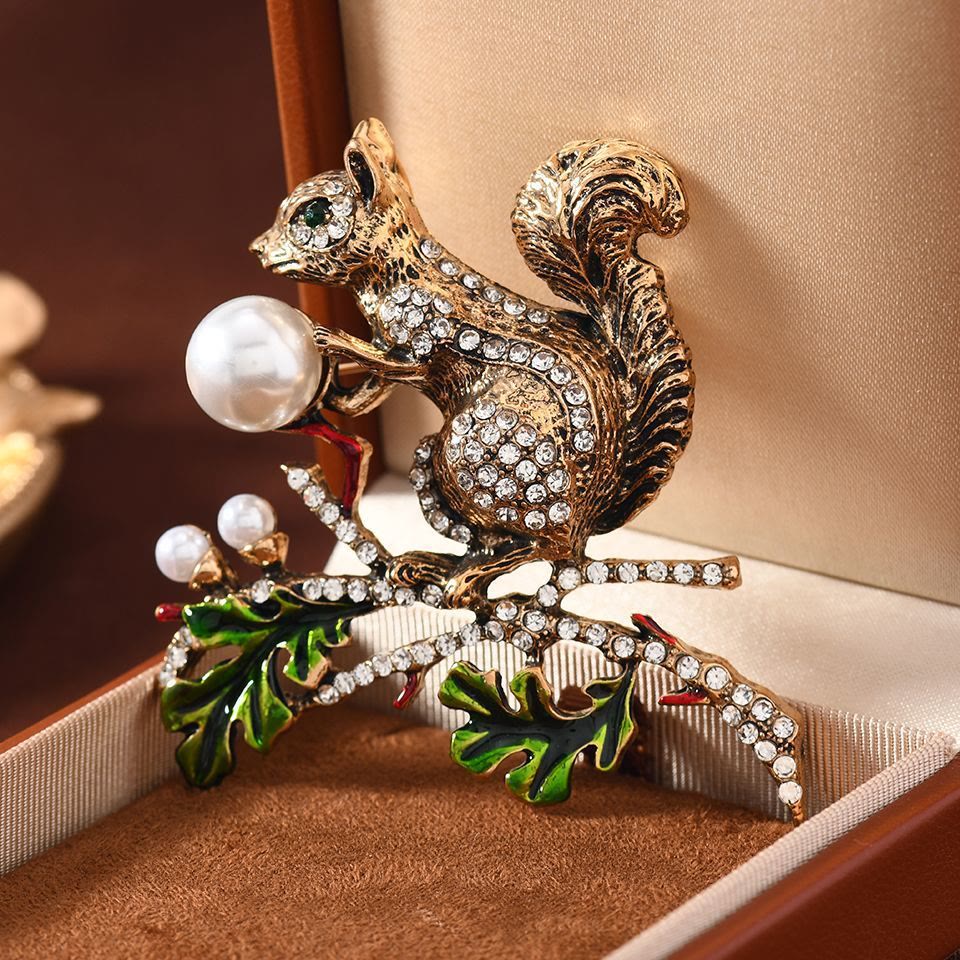 Broche de ardilla con incrustaciones de diamantes y perlas de imitación - Ardilla - image 0