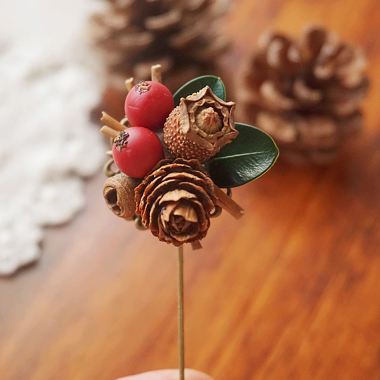 Broche creativo hecho a mano de piña y bayas - Broche - image 0