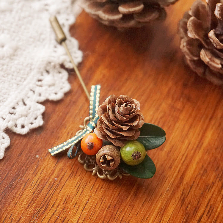 Broche creativo hecho a mano con correa de bayas y piñas - image 1