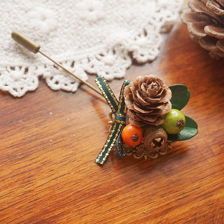 Broche creativo hecho a mano con correa de bayas y piñas - image 2