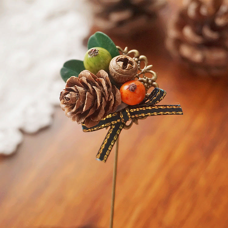 Broche creativo hecho a mano con correa de bayas y piñas - Broche - image 0