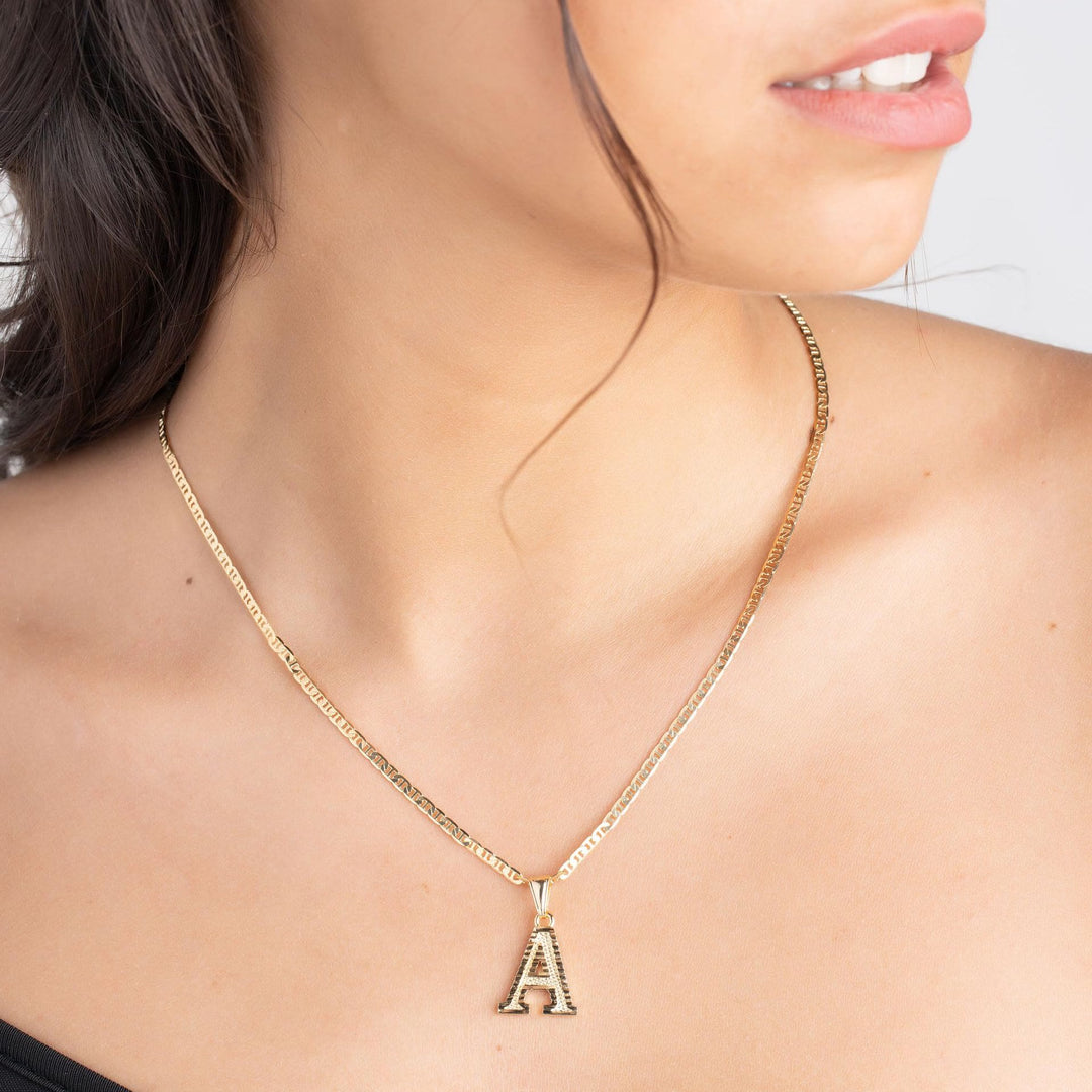 Collar con colgante de letra dorada, sencillo y noble - image 1