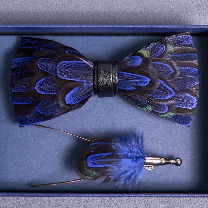 Pajarita de plumas de pavo real azul real y negro con prendedor de solapa - image 3