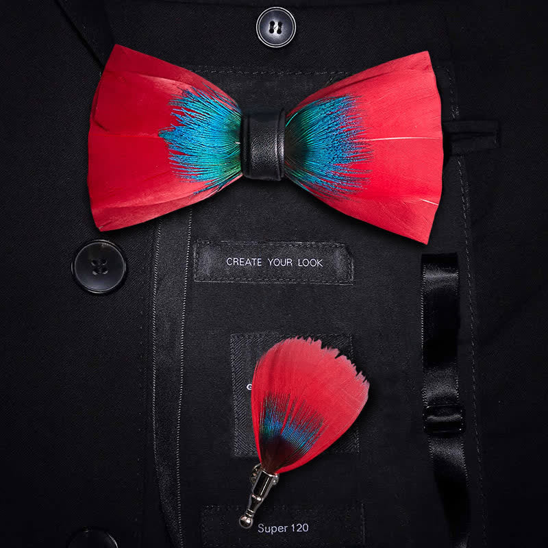 Pajarita exótica con plumas rojas y azules y alfiler de solapa - Rojo y azul - image 0