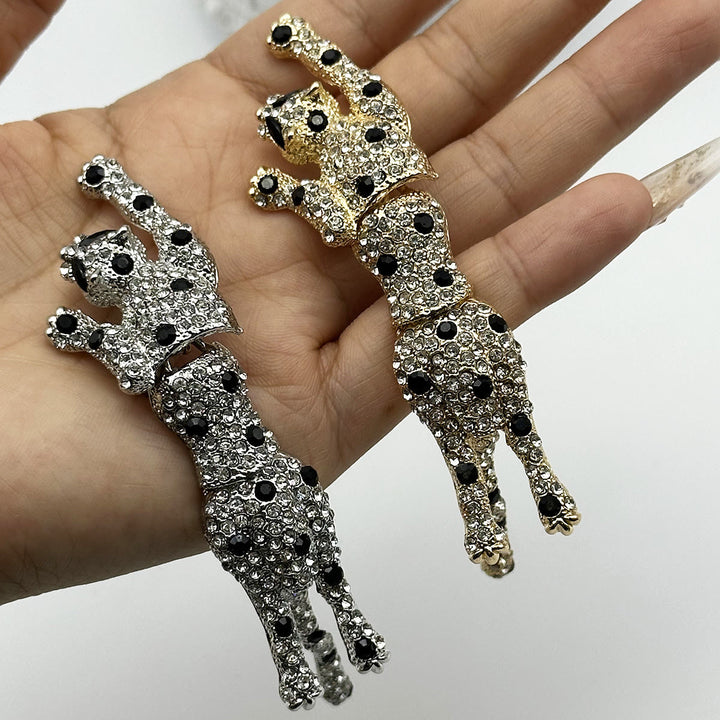 Broche articulado de guepardo móvil con puntos negros y incrustaciones de diamantes - image 3