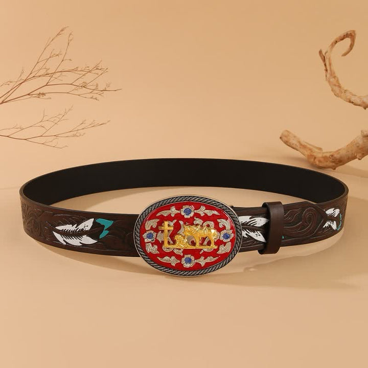 Cinturón de cuero con plumas marrones y hebilla roja con caballo en cruz de oración - image 3