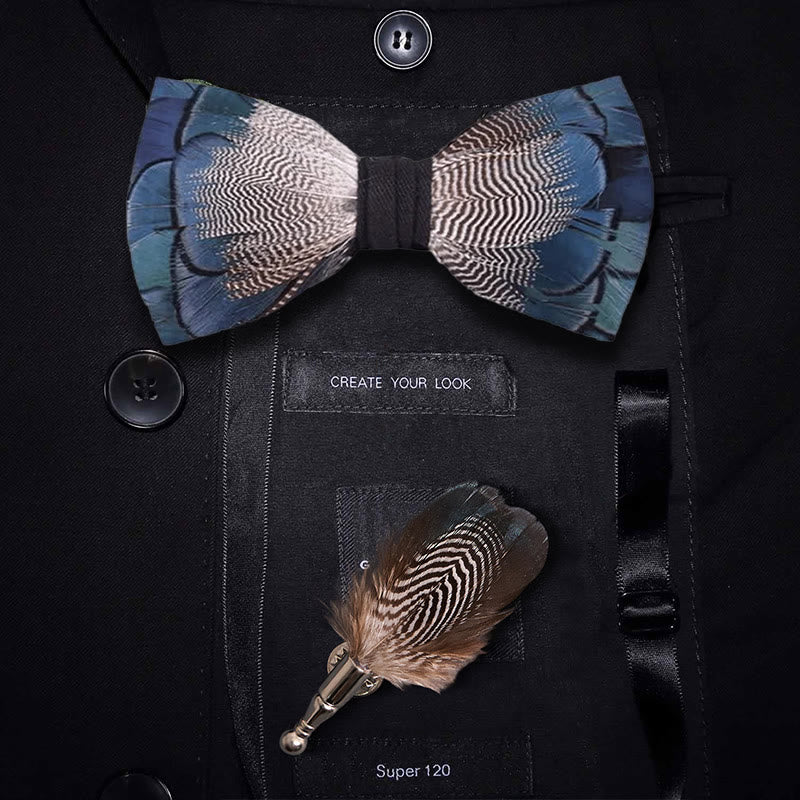 Pajarita con plumas de pato azul azul y blanco y broche de solapa - Azul y blanco - image 0