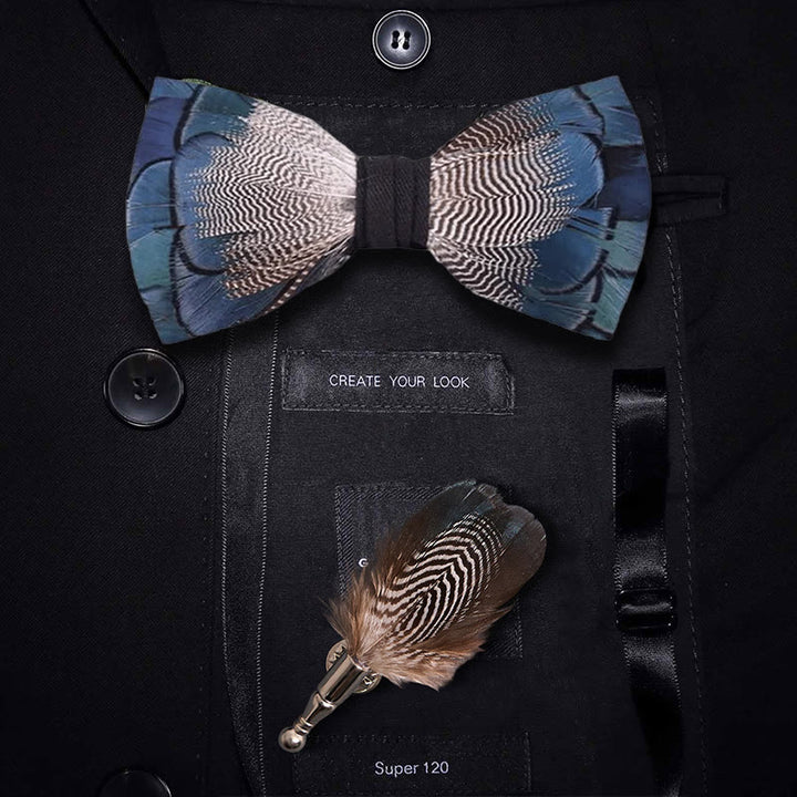 Pajarita con plumas de pato azul azul y blanco y broche de solapa - Azul y blanco - image 0