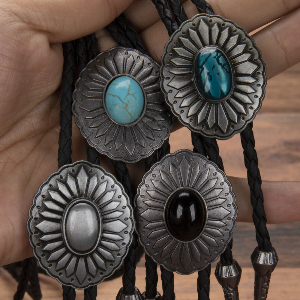 Exquisito colgante de plata ovalada con turquesa y corbata de bolo - image 1
