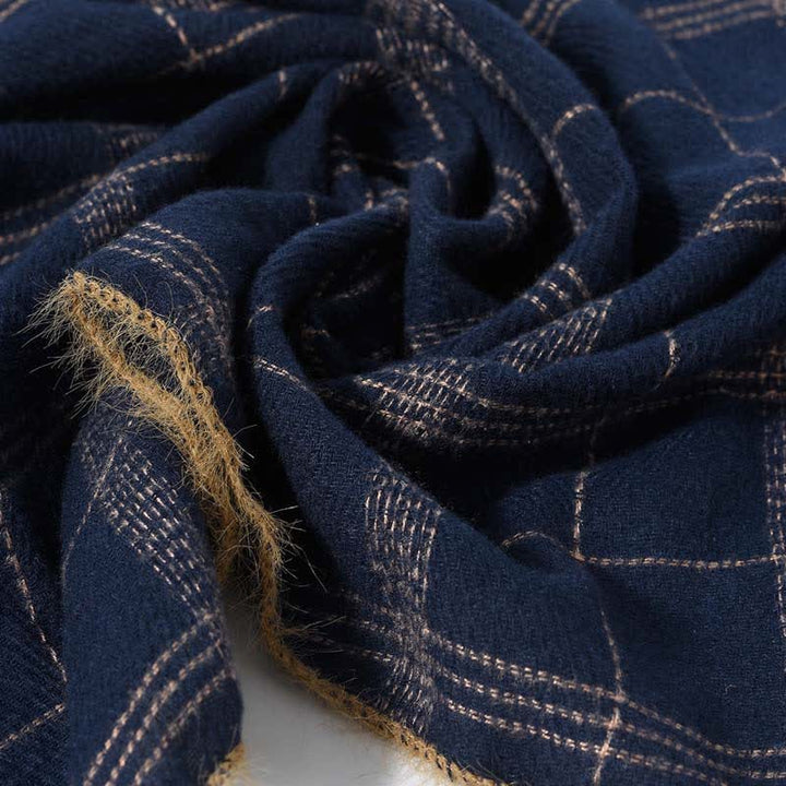 Bufanda clásica atemporal con estampado de cuadros y ribete de pelo - image 10
