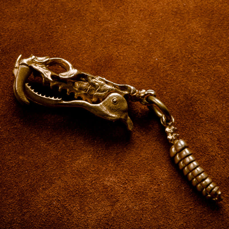 Llavero de latón con calavera de víbora y cola de serpiente de cascabel - image 1